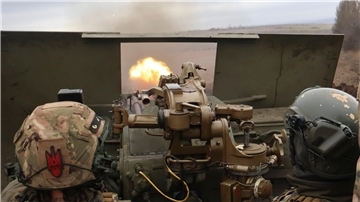 Ukrainische Soldaten feuern an der Frontlinie in der Nähe von Bachmut mit einer Waffe.