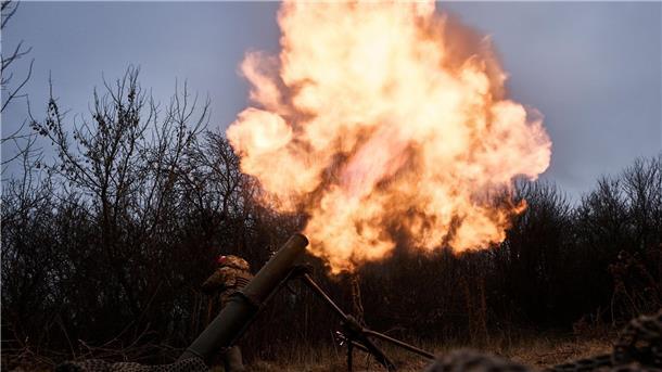 Ukrainische Soldaten feuern auf russische Stellungen.