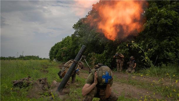 Ukrainische Soldaten feuern auf russische Stellungen.