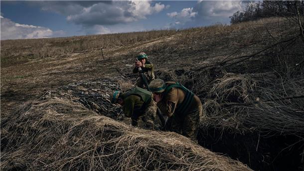 Krieg gegen die Ukraine: So ist die Lage Ukrainische Soldaten feuern auf russische Stellungen an der Frontlinie in der Nähe von Bachmut.