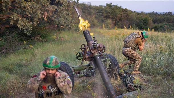 Krieg gegen die Ukraine: So ist die Lage Ukrainische Soldaten feuern auf russische Stellungen an der Frontlinie in der Nähe von Bachmut.