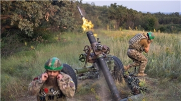 Ukrainische Soldaten feuern auf russische Stellungen an der Frontlinie in der Nähe von Bachmut.