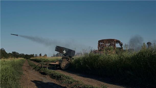 Ukrainische Soldaten feuern ein Mini-Mehrfachraketen-System auf russische Stellung ab.