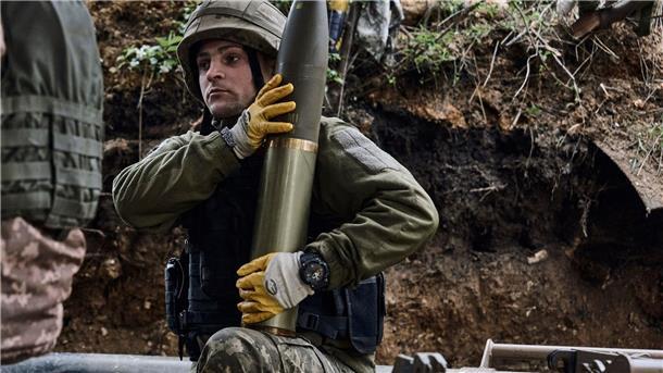 US-Regierung verteidigt Lieferung von Streumunition Ukrainische Soldaten feuern eine Kanone in der Nähe von Marjinka im Osten des Landes ab. Künftig könnte Streumunition hinzukommen.