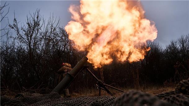 USA: „Wagner“-Gruppe kämpft mit Waffen aus Nordkorea Ukrainische Soldaten feuern in Bachmut mit Mörsergranaten auf russische Stellungen.
