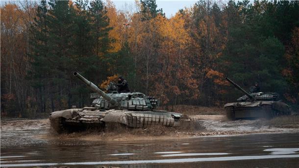 Krieg gegen die Ukraine: So ist die Lage Ukrainische Soldaten führen in Tschernihiw mit erbeuteten russischen T-72 Panzern eine militärische Übung durch.