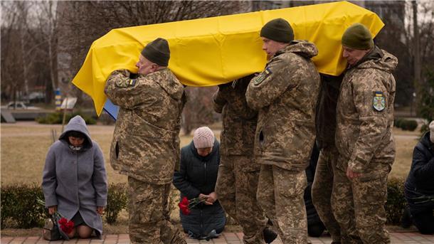 Ukrainische Soldaten in Boryspil tragen den Sarg von Volodymyr Hurieiev, der nahe Bachmut getötet wurde.