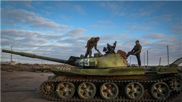 Ukrainische Soldaten inspizieren Mitte November einen beschädigten russischen Panzer in Tschornobajiwka in der Nähe von Cherson.