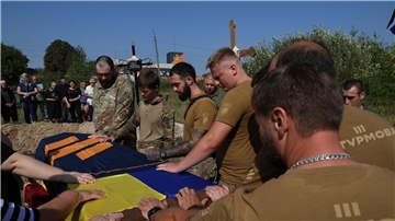 Ukrainische Soldaten nehmen in Polonne in der Region Chmelnyzkyj Abschied von einem gefallenen Kameraden.
