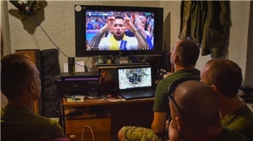 Ukrainische Soldaten schauen das EM-Spiel zwischen der Ukraine und der Slowakei. Selenskyj gratulierte dem Team zum 2:1-Sieg.