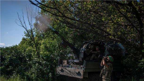 Ukrainische Soldaten schießen an der Front nahe Bachmut auf ein russisches Luftziel.