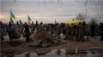 Ukrainische Soldaten tragen den Sarg eines 33-jährigen Kameraden während dessen Beerdigung in Butscha. Der Soldat starb während eines Kampfeinsatzes in der Region Donezk.