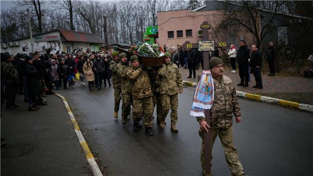 Krieg gegen die Ukraine: So ist die Lage Ukrainische Soldaten tragen den Sarg eines Kameraden, der in Bachmut im Kampf gefallen ist.