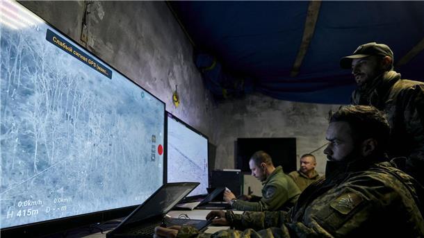 Krieg gegen die Ukraine: So ist die Lage Ukrainische Soldaten verfolgen auf Monitoren die Übertragung von Drohnen in einer unterirdischen Kommandozentrale in Bachmut.