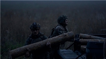 Ukrainische Soldaten verstärken einen Graben an der Frontlinie nahe Bachmut.