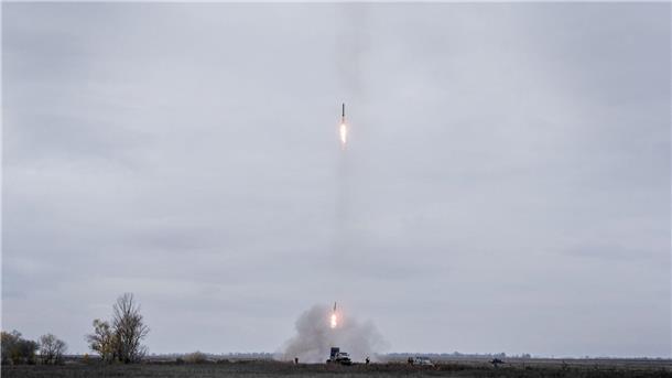 Britischer Geheimdienst: Moskau verstärkt Front bei Kreminna Ukrainische Truppen beim Abschuss von „Grad“-Raketen während einer Übung in der Ostukraine.