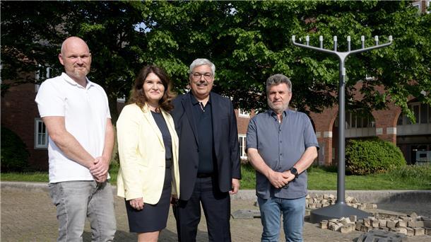 Ein Zeichen für Toleranz und Versöhnung in Bremerhaven Ulf Klüsener (Architekturbüro Andreas Heller), Jana Kastens, Mircea Ionescu und Melf Grantz (von links) präsentierten am Dienstag die neu errichtete Chanukkia neben der Großen Kirche.