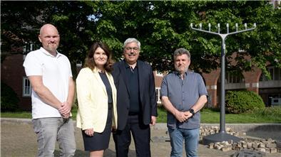 Ulf Klüsener (Architekturbüro Andreas Heller), Jana Kastens, Mircea Ionescu und Melf Grantz (von links) präsentierten am Dienstag die neu errichtete Chanukkia neben der Großen Kirche.