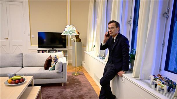 Ulf Kristersson, Ministerpräsident von Schweden, telefoniert, als er  im Regierungssitz in Stockholm die Information erhält, dass das ungarische Parlament für die Ratifizierung des schwedischen NATO-Beitritts gestimmt hat.