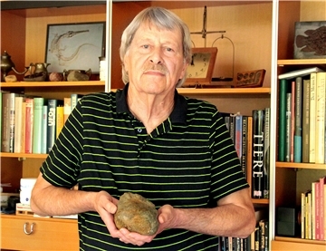 Ulrich Schliemann mit einem Marsbasalt.