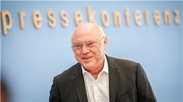 Ulrich Schneider, Hauptgeschäftsführer Paritätischer Gesamtverband, stellt auf einer Pressekonferenz Ergebnisse einer Umfrage zu Kosten der Pflege sowie gemeinsame Forderungen vor.