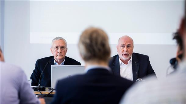 Umfrage: Vertrauen in Fähigkeit des Staates auf Tiefstand Ulrich Silberbach (r), Bundesvorsitzender des Beamtenbundes dbb, und Manfred Güllner, forsa Geschäftsführer, haben die Ergebnisse einer Befragung vorgestellt.