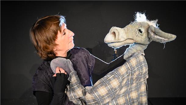 Ulrike Andersen mit einer Esel-Figur.
