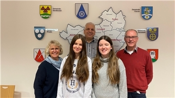 Ulrike Ringen (Vorsitzende Sozialausschuss), Martje Loos (Stipendiatin), Andreas Koy (Ordnungsamtsleiter), Leni Koy (Stipendiatin) und Gerhard Kahrs (Samtgemeindebürgermeister) bei der offiziellen Übergabe der Stipendien 2022/23.