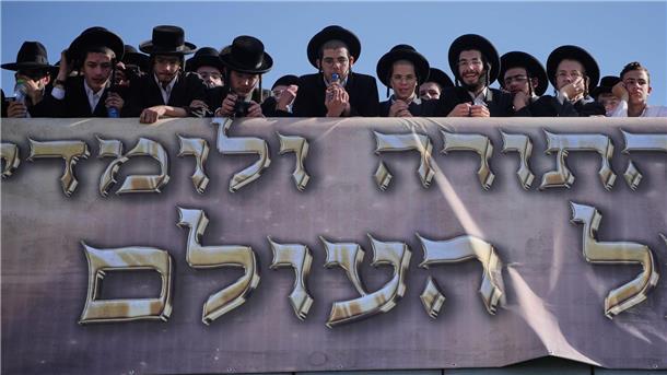 Bilder des Tages Ultraorthodoxe Juden versammeln sich zu einem Protest gegen Pläne, sie zum Dienst im israelischen Militär zu zwingen.