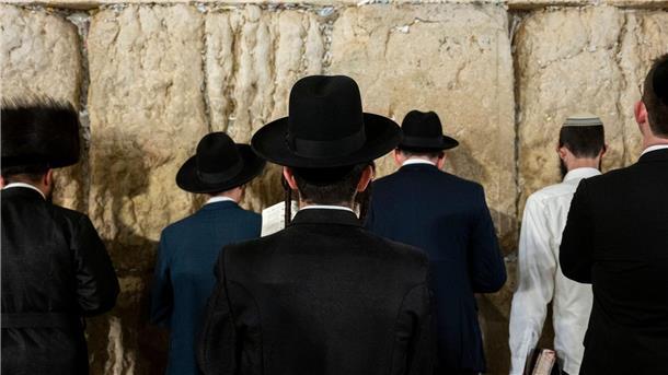Ultraorthodoxe jüdische Männer beten an der Klagemauer.