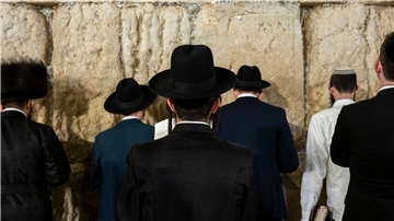 Ultraorthodoxe jüdische Männer beten an der Klagemauer.