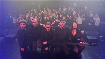 Die Nordenhamer Band Ultraviolett mit jubelndem Publikum im Hintergrund.