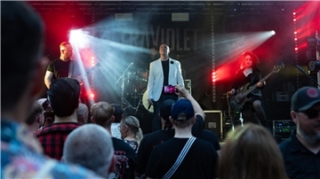 Bandultraviolett im Scheinwerferlicht auf der Bühne.