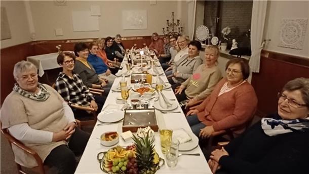 Um den ehrenamtlichen Vertrauensfrauen im Rhader Landfrauenverein für ihre Arbeit zu danken, ging es nach Bremervörde zur Gaststätte Danckers. Dort gab es Gegrilltes vom heißen Stein.