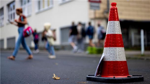 Städtetag zu „Elterntaxis“: Mehr Spielraum für Kommunen Um den „Elterntaxis“ etwas entgegenzusetzen, müssen dem Städtetag zufolge individuelle Lösungen her - zum Beispiel temporäre Straßensperrungen.