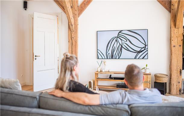 Um die Ästhetik des Raumes nicht zu zerstören, hat sich das Paar einen Fernseher...