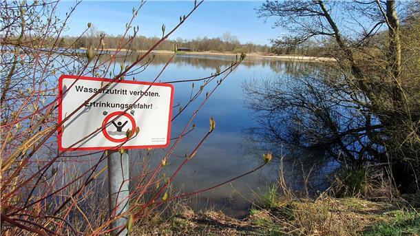 Um die Badesicherheit für Gäste am Stoteler See zu erhöhen, weisen neue Schilder auf gefährliche Badestellen hin.