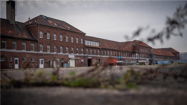 Umbau der Halle X im Fischereihafen wird wesentlich teurer als bislang gedacht Langes Gebäude aus roten Ziegeln