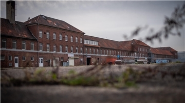Langes Gebäude aus roten Ziegeln