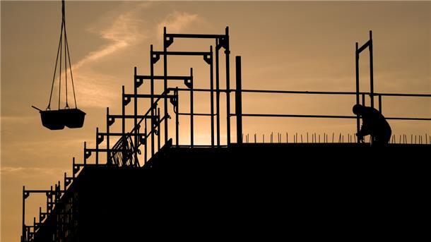 In Tossens sollen Sozialwohnungen entstehen „Um ein halbwegs attraktives Angebot zu machen“, so Wohnungsbau-Chefin Regina Neuke, soll es für die Sozialwohnungen in Tossens eine dreijährige Mietpreisbindung mit 5,60 Euro je Quadratmeter als Obergrenze geben.