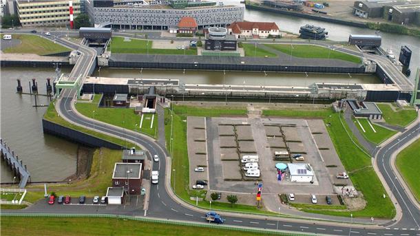 Angst vor Totalausfall: „Manfred“ bedroht Bremerhavener Doppelschleuse Um einen Totalausfall der Fischereihafen-Doppelschleuse zu vermeiden, wird jetzt in die Stromversorgung viel Geld investiert.