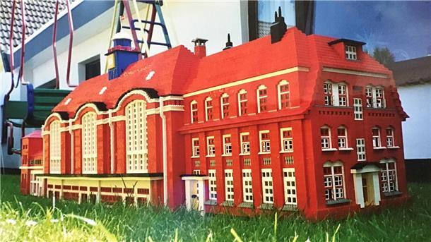 Maurer Naumann baut alten Backstein-Speicher aus fast 100.000 Legosteinen nach Um etwas Neues zu bauen, muss Maurer Naumann erst ein anderes Modell abreißen, weil er die Steine braucht. Aus dem historischen Hauptbahnhof wurde in wochenlanger Handarbeit mit knapp 100.000 Legosteinen das historische Gebäude der Nordsee nachkonstruiert.