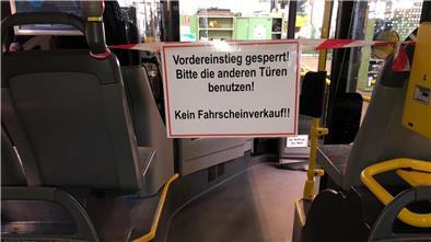 Um Fahrer und Fahrgäste zu schützen, wurde der vordere Bereich in den Bussen gesperrt.