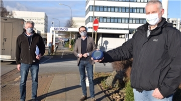 Um für die Sicherheit seiner Mitarbeiter in Blexen und Leverkusen zu sorgen, hat Kronos Titan insgesamt 100 CO2-Melder angeschafft. Acht dieser Geräte sind jetzt der Stadt Nordenham gespendet worden, die diese an die Grundschulen weitergeben möchte. Das Foto zeigt (von links): Stephan Koch, Jan-Peters Leffers (beide Kronos Titan) und Jens Freese (Stadt Nordenham).