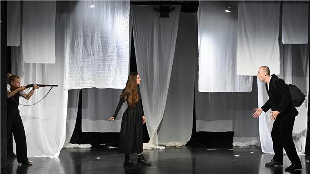 Um seine Mutter (Anna Cateriana Fadda, Mitte) zu verteidigen, greift Lorenz (Angelika Hofstetter, links) zur Schrotflinte. Der zudringliche Bürgermeister (Leon Häder) ergreift die Flucht in „Die Bagage“, zu sehen im Kleinen Haus in Bremerhaven.