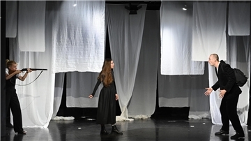 Um seine Mutter (Anna Cateriana Fadda, Mitte) zu verteidigen, greift Lorenz (Angelika Hofstetter, links) zur Schrotflinte. Der zudringliche Bürgermeister (Leon Häder) ergreift die Flucht in „Die Bagage“, zu sehen im Kleinen Haus in Bremerhaven.