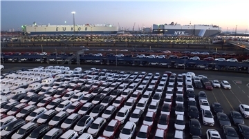 Um über 70 Prozent schrumpfte der Umschlag coronabedingt im vergangenen Jahr am BLG Autoterminal. Inzwischen ist klar: Das Unternehmen hat hohe Verluste erwirtschaftet. Der Senat prüft, die BLG zu unterstützen. Foto: Scheer