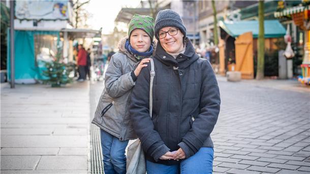Umfrage Silvester-Feuerwerk 2022/23 im privaten Umfeld. Im Bild: Jana Müller und Sohn Piet (8). Foto: Hartmann