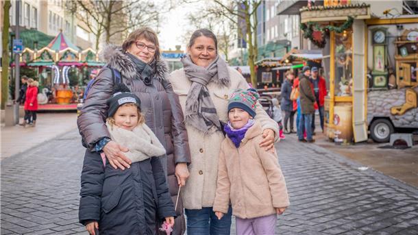 Umfrage Silvester-Feuerwerk 2022/23 im privaten Umfeld. Im Bild: Susi Pfeil (rechts) mit Freundin und Kindern. Foto: Hartmann