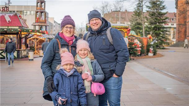 Umfrage Silvester-Feuerwerk 2022/23 im privaten Umfeld. Im Bild: Tobias Meßmann (rechts) mit Frau und Kindern. Foto: Hartmann